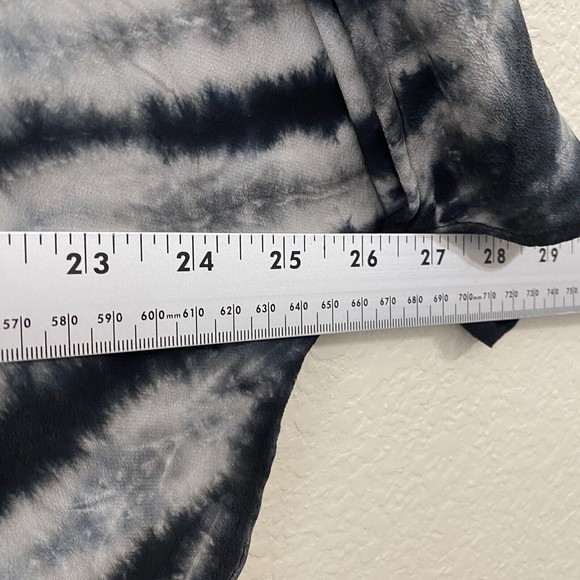 Chaser Womens Blouse Top Size Large Tie Dye Cold Shoulder Silk Black White - Picture 5 of 9